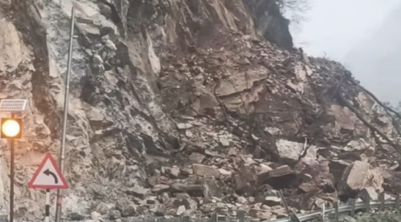बदरीनाथ हाईवे पर अचानक गिर पड़ा चट्टान का हिस्सा, यात्रियों का हुआ बुरा हाल