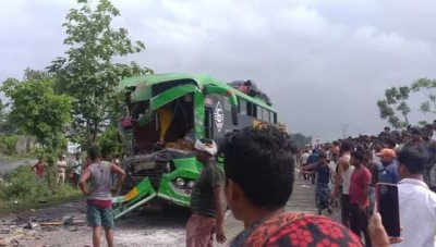 बिहार में दर्दनाक सड़क हादसा, टायर फटने के बाद ट्रक में जा घुसी बेकाबू बस, 5 की मौत, कई घायल