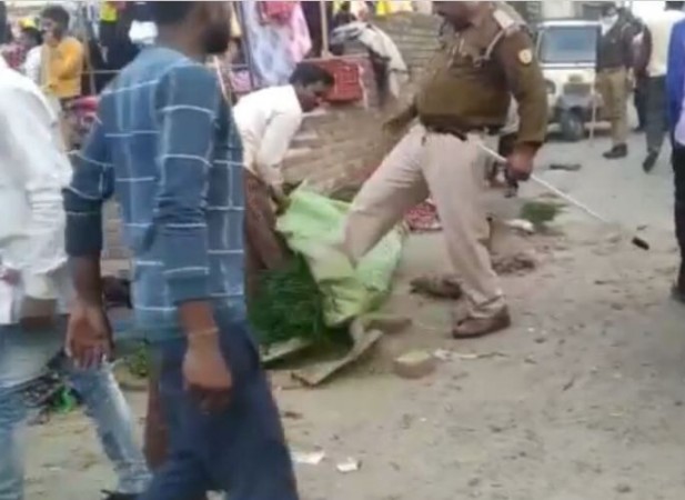 UP police misbehave with poor shopkeeper, threw all items on road