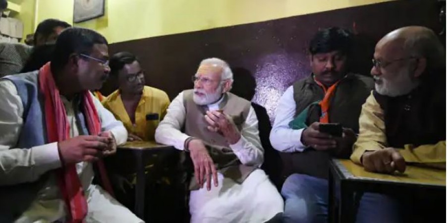 VIDEO: PM enjoying tea during his roadshow, breaking protocol