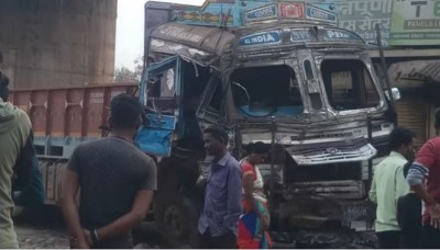 Painful accident! Truck falls off flyover, 4 people lost their lives