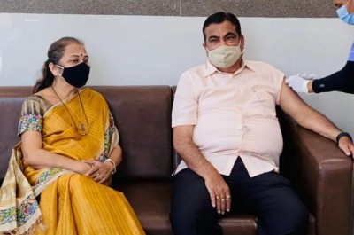 Nitin Gadkari gets first dose of corona vaccine with wife, says 'vaccine completely safe'