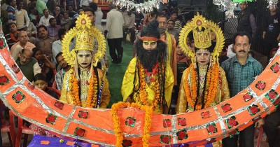 Ramleela takes place on Holi in this district of UP, artists come from Ayodhya