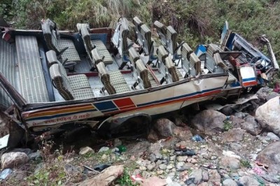 हिमाचल प्रदेश में गहरी खाई में यात्री बस, 8 लोगों की दर्दनाक मौत, 10 घायल