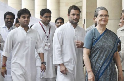 Congress opens pages of history while attacking Scindia