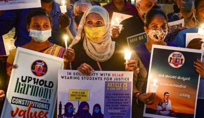 'हिजाब विवाद' पर आज फैसला देगा कर्नाटक हाई कोर्ट ! जानें अचानक कैसे भड़क उठा था ये मुद्दा ?