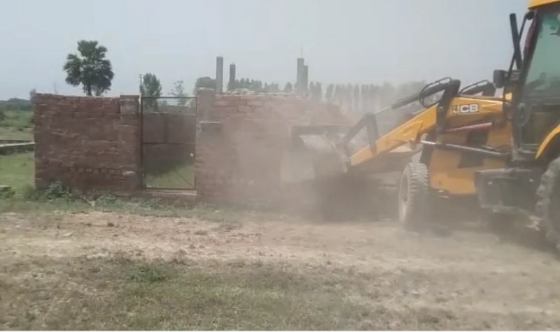 Yogi's bulldozer runs from Lucknow to Barabanki, land mafia's properties worth crores razed