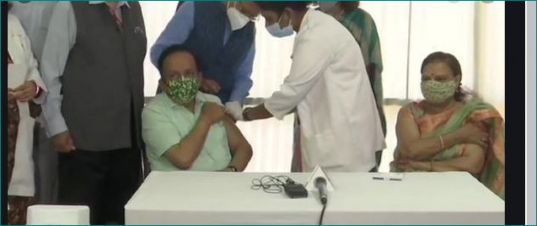 केंद्रीय स्वास्थ्य मंत्री डॉ. हर्षवर्धन और उनकी पत्नी ने लगवाई कोरोना वैक्सीन की दूसरी डोज