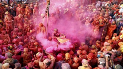 Celebration of Holi in this way in Uttar Pradesh