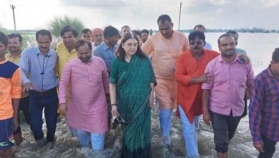 Maneka Gandhi fell in the mud, reached Sultanpur to campaign for civic elections, video went viral