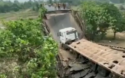 The bridge could not bear the weight of the 70-ton lorry, broke into two, vehicles fell into the river, Video