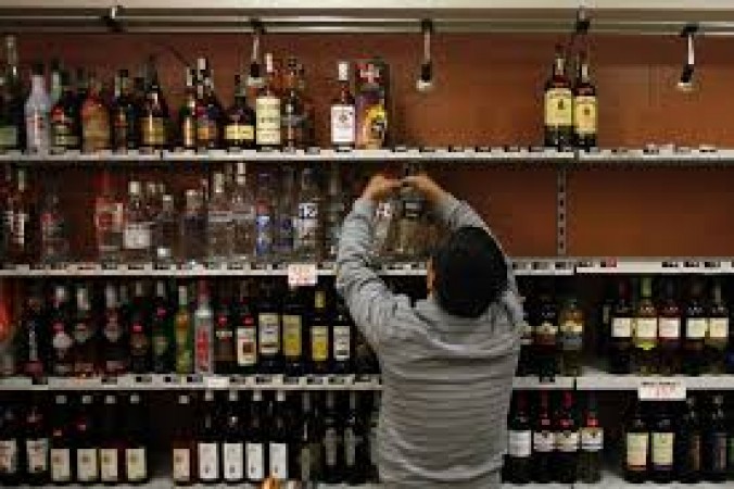 शराब की दुकानों के बाहर नियम तोड़ रहे लोग, पुलिस को किया गया तैनात