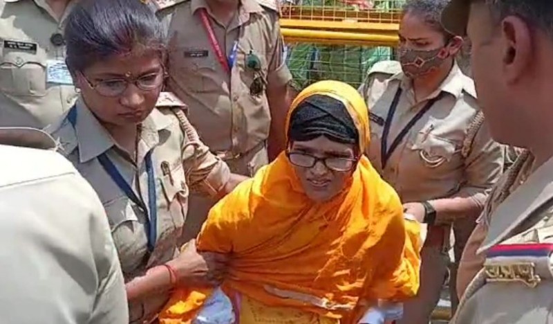 Woman sits at Kashi Vishwanath temple gate to offer prayers, forcibly removed by UP police