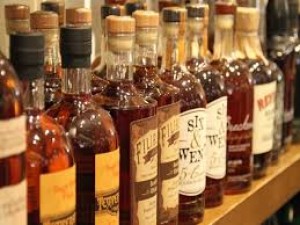 मध्य प्रदेश में खुली शराब की दुकानें, सरकार लगा सकती है शराब पर कोरोना टैक्स