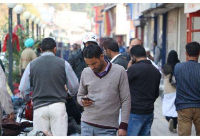 कश्मीर में शुरू हुईं मोबाइल सेवाएं, आतंकी रियाज़ नायकू की मौत के बाद से थी बंद