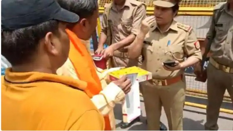 Hindu Mahasabha activists distributing laddoos at Taj Mahal, stopped by UP Police, Know why