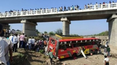 50 फीट ऊंचे पुल से गिरी यात्रियों से भरी बस, 15 की हुई दर्दनाक मौत