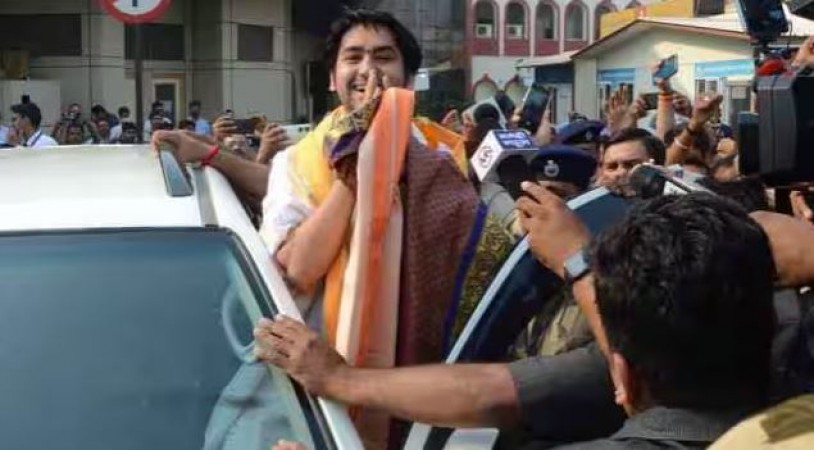 पटना पहुंचे धीरेंद्र कृष्ण शास्त्री, सांसद मनोज तिवारी ने किया स्वागत- Dhirendra Krishna Shastri reached Patna, MP Manoj Tiwari welcomed him