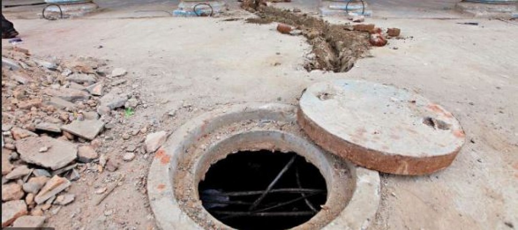 Delhi: A heavy slab of cement fell on 3 laborers who came to clean the sewer, one died