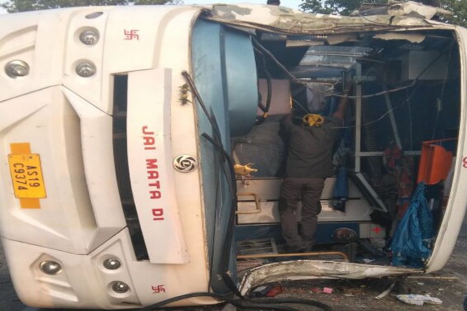 Bus filled with laborers overturns in Jalpaiguri, 15 injured