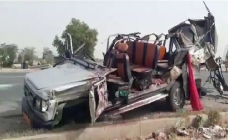 खड़े ट्रक में जा घुसी तेज रफ़्तार कार, एक ही परिवार के 5 लोगों की मौत, 7 अन्य घायल