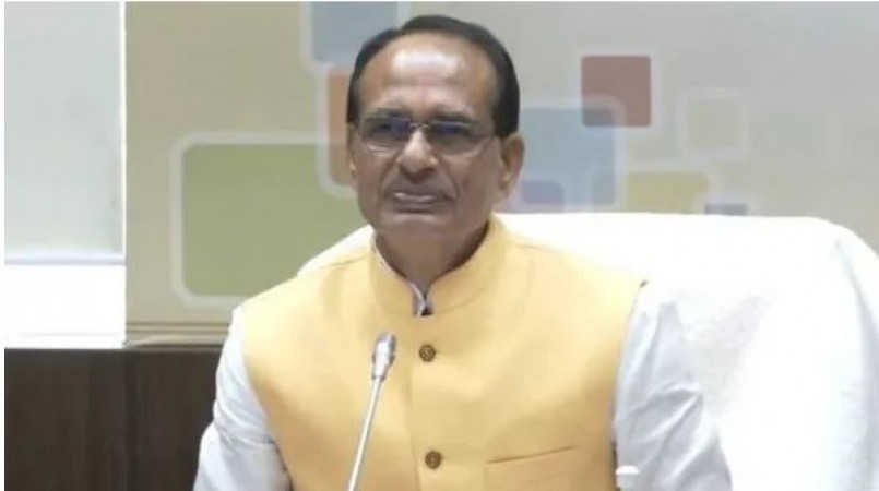 CM Shivraj furious at the collector, said- 'You do not have the right to speak in front of me'