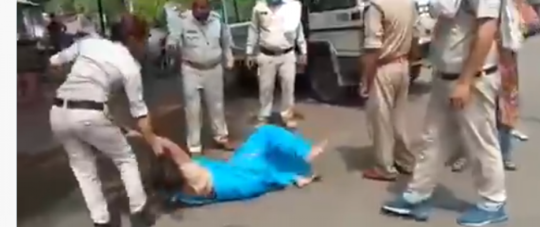 MP VIDEO: Woman policeman crosses limits of demeanor, dragged woman by hold hair