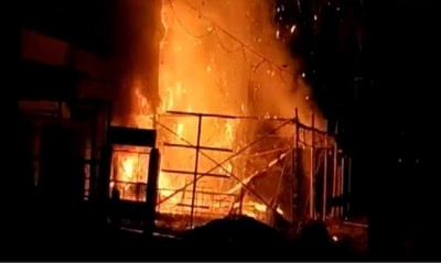 देर रात 2 मंजिला इमारत में लगी भयंकर आग, जलकर खाक हुआ करोड़ों का सामान
