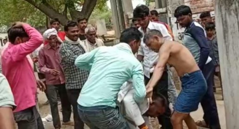 Electricity workers went to take action against defaulters, got beaten up