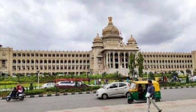 कर्नाटक में नई सरकार का पहला विधानसभा सत्र शुरू, कांग्रेस ने गौमूत्र और गंगाजल से धोया सदन, हनुमान चालीसा भी पढ़ी