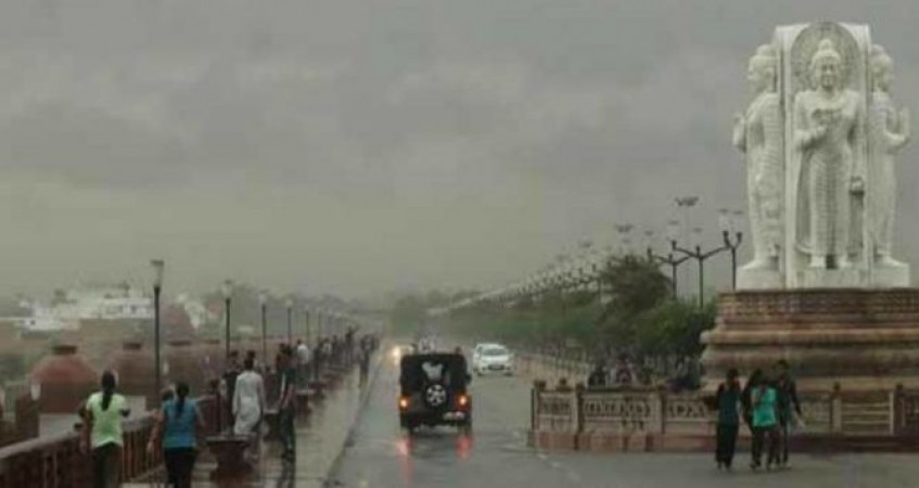 At 12 noon, 'Lucknow' suddenly drowned in darkness and the rain started, the surrounding districts also got worse.
