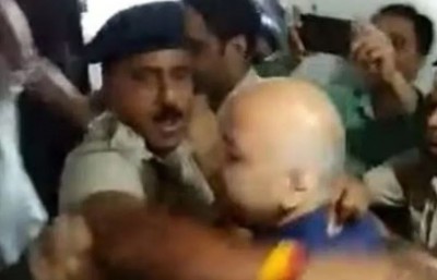 कोर्ट में दिल्ली पुलिस ने दबाया मनीष सिसोदिया का गला ? वायरल Video के आधार पर AAP ने लगाए आरोप