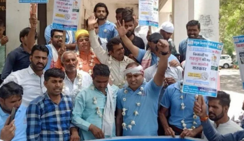 Farmers arrive at collector's office wearing garlic garlands, openly warn the government