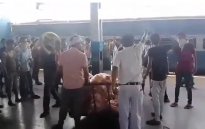 Video: Workers' special train reaches Itarsi, passengers snatches food