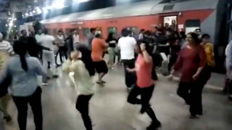 When train arrived before time, passengers of Gujarat started Garba