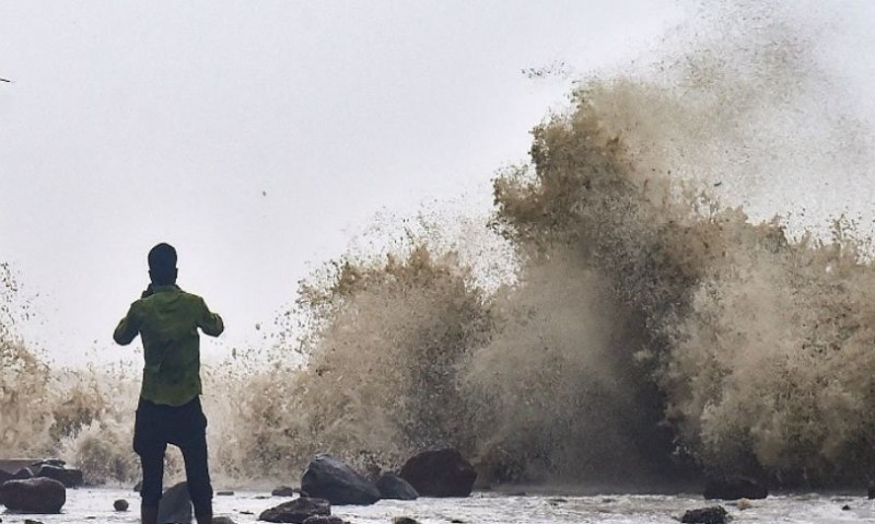 Cyclone Yaas hits Odisha coast, 6 feet high waves in sea, heavy rains