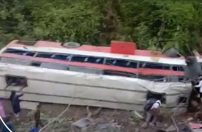 Big accident in Palghar, bus full of passengers fell in ditch, lives of dozens at stake