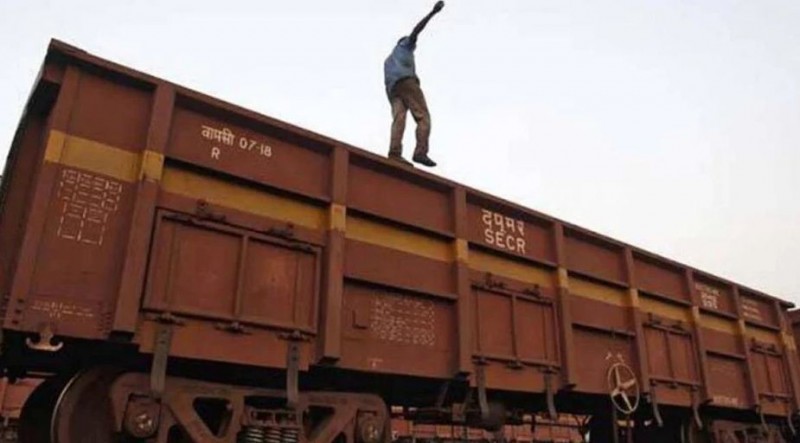 The young man lost his life in the process of taking a selfie, the photo was being taken by climbing on the goods train, only then...
