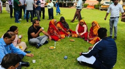 Indore will again become number-1: Collector, Mayor sweep with the cleaners, have breakfast sitting on the ground