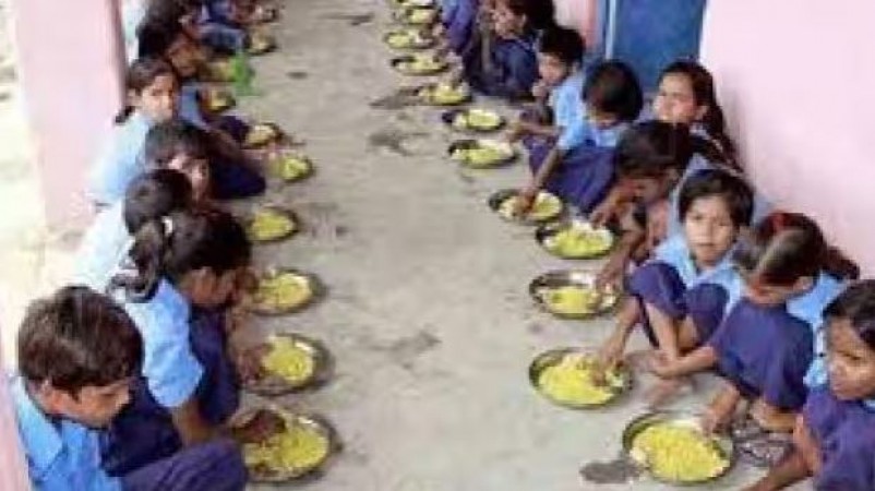 बिहार: मिड डे मील खाने के बाद अस्पताल पहुंचे 100 बच्चे, भोजन में छिपकली निकलने का आरोप