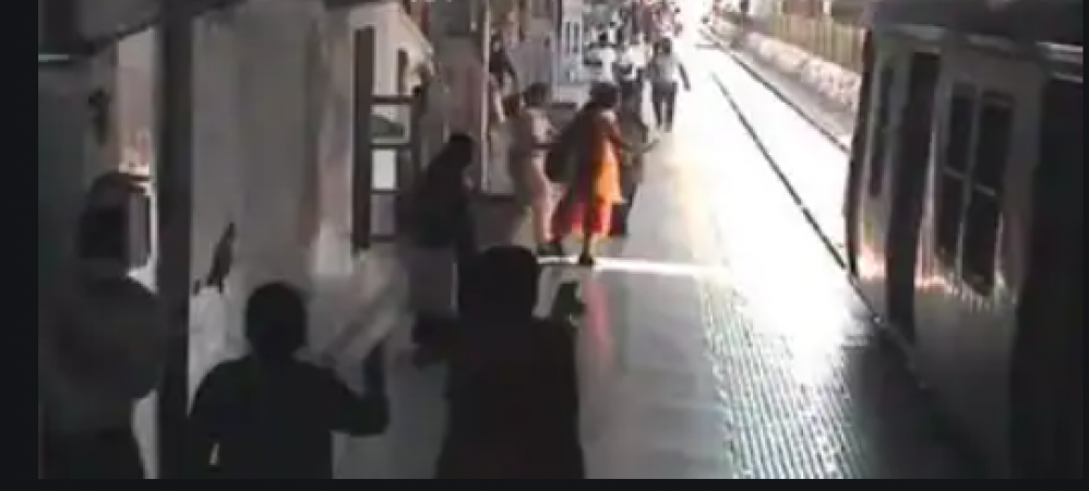 VIDEO: ट्रेन के सामने कूद गई महिला, जांबाज ऑफिसर ने बचाई जान