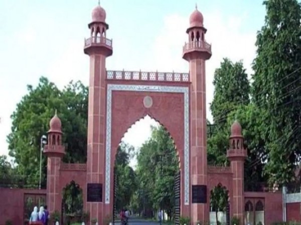 AMU orders students to vacate hostels and go home, students objection on administration