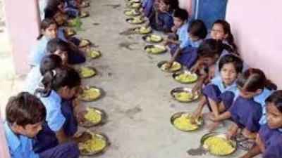 बिहार: मिड डे मील खाने के बाद अस्पताल पहुंचे 100 बच्चे, भोजन में छिपकली निकलने का आरोप