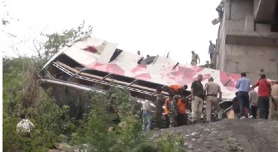 Jammu and Kashmir: bus going to Vaishno Devi fell into deep gorge, 8 people died, 20 injured