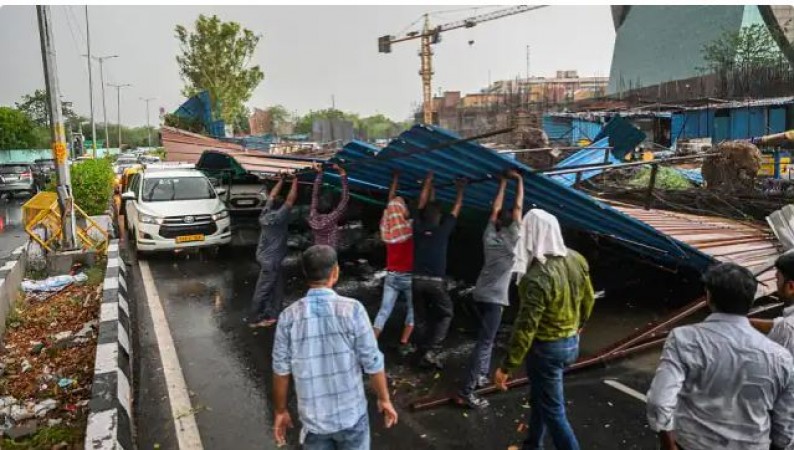 Two people died in Delhi due to heavy rain, trees fell at many places, water-logging on roads