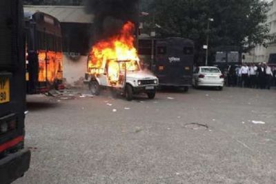 तीस हजारी कोर्ट में पुलिस और वकीलों में हिंसक झड़प, फायरिंग के बाद गाड़ियों में लगाई आग