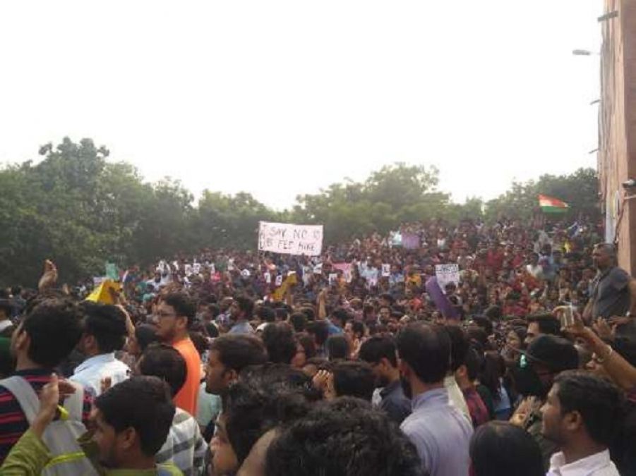 JNU में विद्यार्थियों का विरोध प्रदर्शन, तैनात किए गए CRPF के जवान