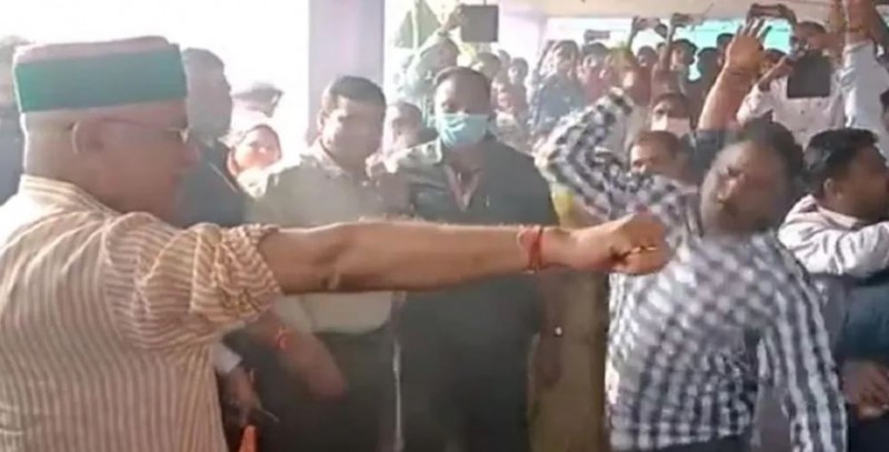 Video: एक के बाद एक CM भूपेश बघेल के हाथ पर आदमी ने बरसाया 8 बार चाबुक