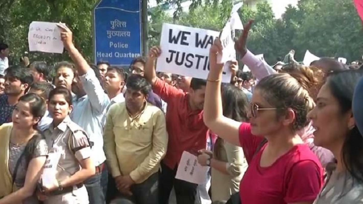 तीस हज़ारी कोर्ट मामला: दिल्ली में पुलिसकर्मियों ने लगाए नारे, ''पुलिस कमिश्नर कैसा हो, किरण बेदी जैसा हो