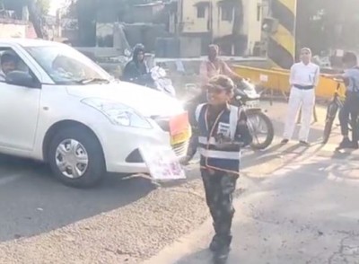 'इंडियन आर्मी की ड्रेस, सिर पर कैप...',  8 साल के इस बच्चे ने अनोखे अंदाज में संभाला ट्रैफिक